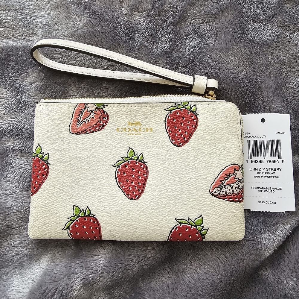 COACH NWT CORNER ZIP WRISTLET WITH STRAWBERRY PRINT